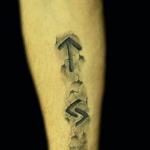 ルーン文字：意味、写真、体への応用 タトゥー用のスカンジナビアのルーン文字