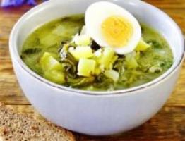 写真付きの段階的なレシピに従って、スイバの緑のキャベツのスープを卵で調理する方法